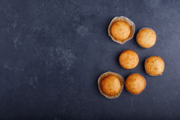 Vanille cupcakes op blauwe achtergrond.