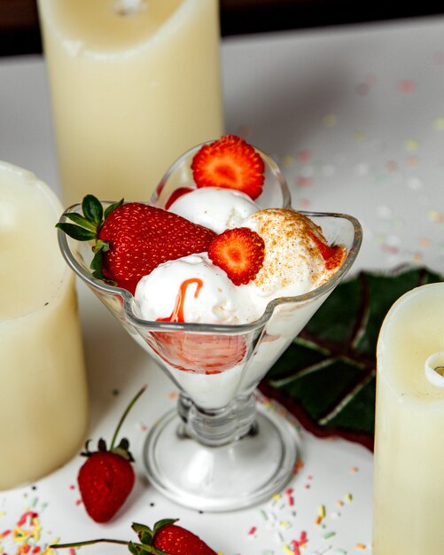 Vanille-ijs gegarneerd met aardbeien