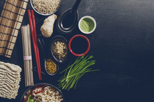 Variety Defferent Veel Ingrediënten voor het Koken van Leuk Oosterse Aziatisch Voedsel. Bovenaanzicht met kopieerruimte. Donkere Achtergrond. Bovenstaand. Toning.