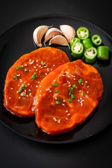 Varkensvlees koreaans gemarineerd of vers varkensvlees rauw gemarineerd met koreaanse pittige pasta om te grillen in koreaanse stijl