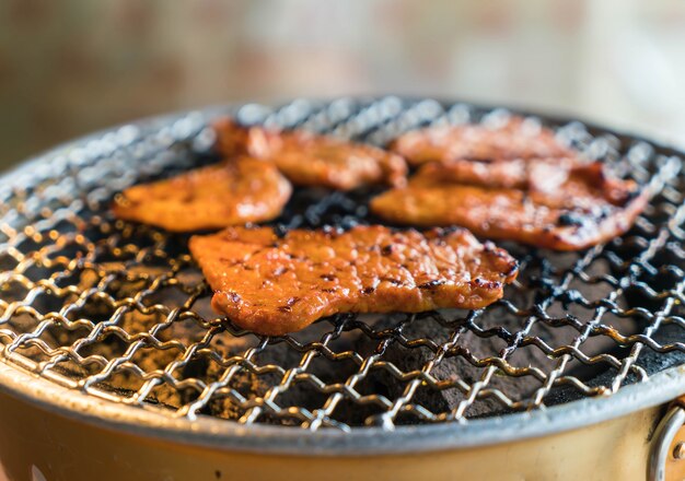 Varkensvlees op houtskoolgrill