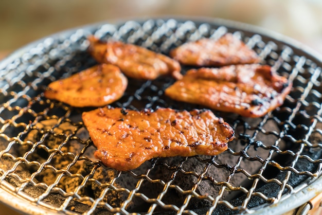 Varkensvlees op houtskoolgrill