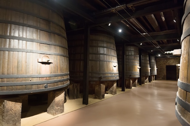 vaten in oude wijnmakerij