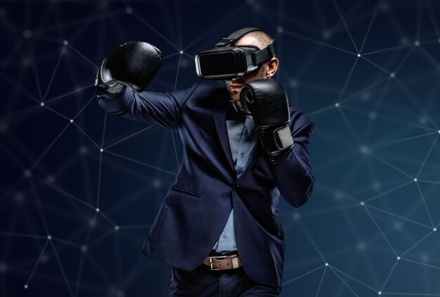 Vechter in een pak met virtual reality-bril op zijn hoofd over futuristische achtergrond.