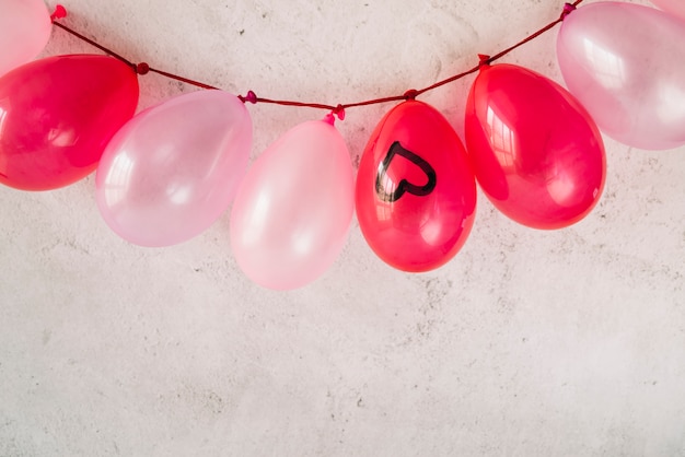 Gratis foto veel ballonnen met geschilderde hart hangen aan de twist