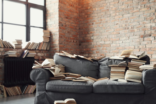 Gratis foto veel boeken liggen op de bank. niemand