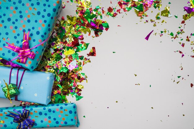 Veel geschenkdozen en confetti op grijze achtergrond