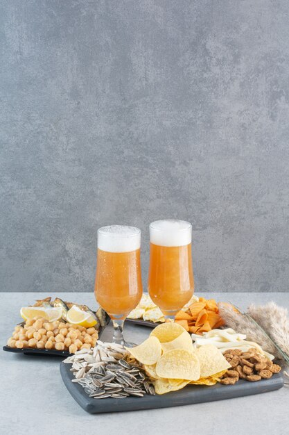 Veel lekker eten bij het bier op zwarte borden.