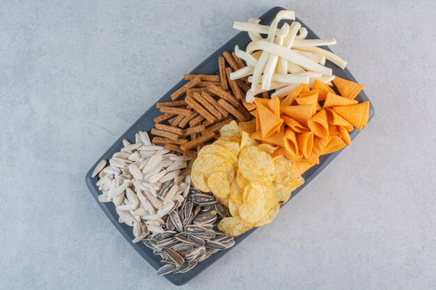 Veel lekker eten bij het bier op zwarte borden.