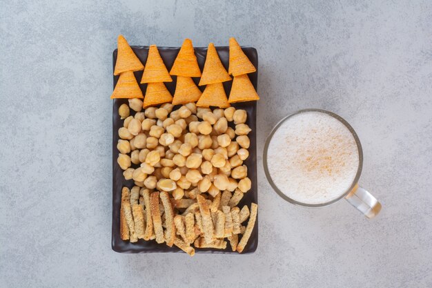 Veel lekker eten bij het bier op zwarte borden.