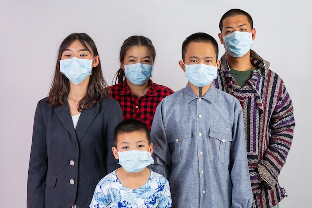 Veel mensen dragen maskers die op een witte achtergrond inwerken.