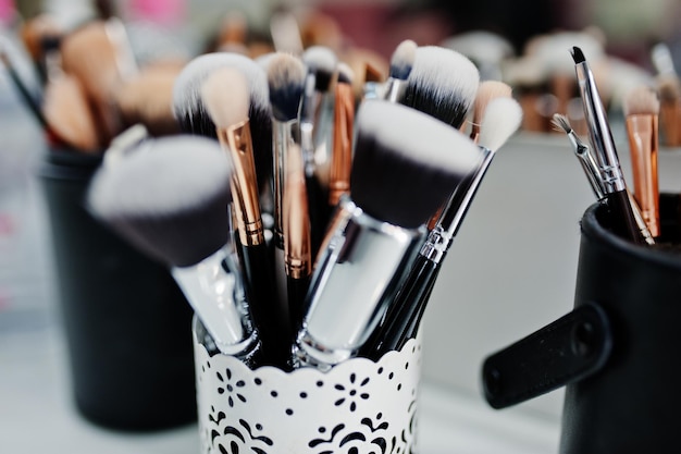 Veel penselen op een tafel in de salon make-upartiest op de werkplek set penselen voor make-up