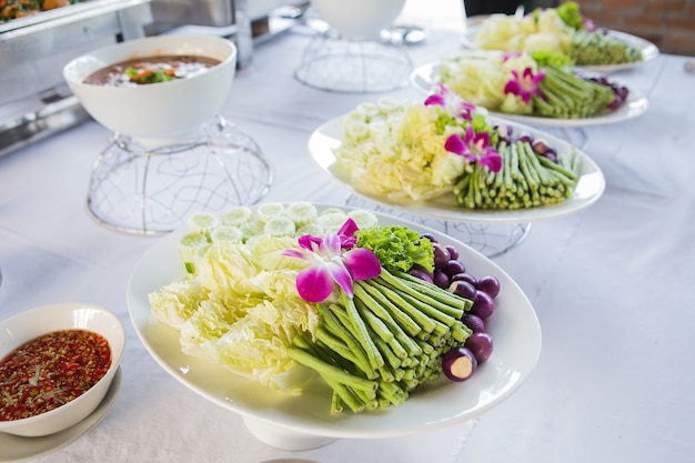 Veel soorten groente op tafel voor feest