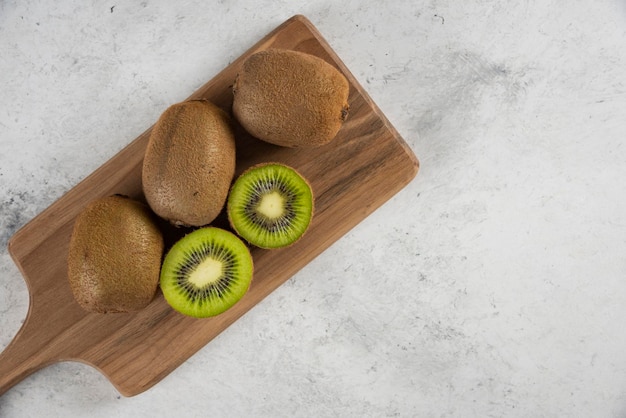 Veel van de heerlijke kiwi's op een houten bord.