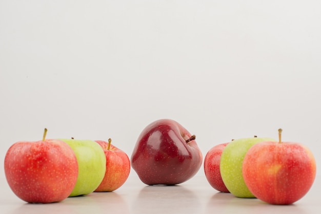 Veel van verschillende appels op witte achtergrond.