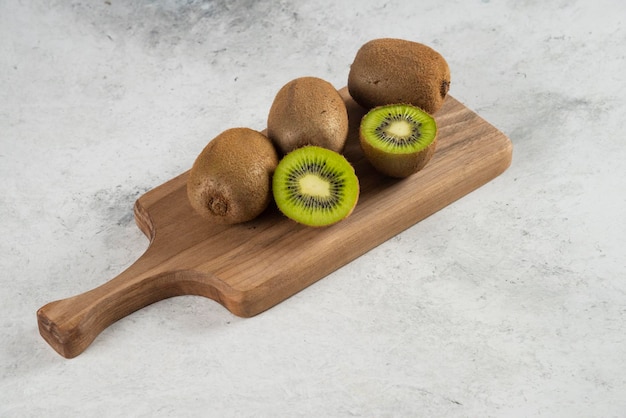 Veel van verse kiwi's op een houten bord.