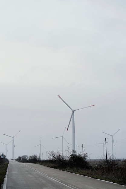 Veel windturbines die elektriciteit opwekken