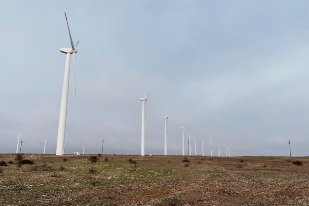 Veel windturbines in het veld wekken energie op