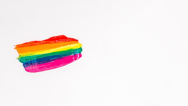Veelkleurige penseelstreken op witte achtergrond