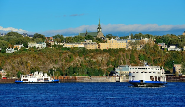 Veerboot in rivier in Quebec City met blauwe lucht.