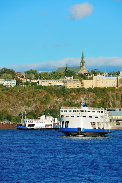 Veerboot in rivier in Quebec City met blauwe lucht.