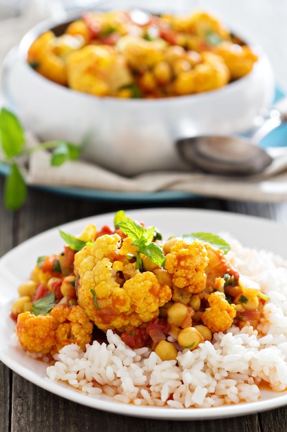 Gratis foto vegan curry met kikkererwten en groenten