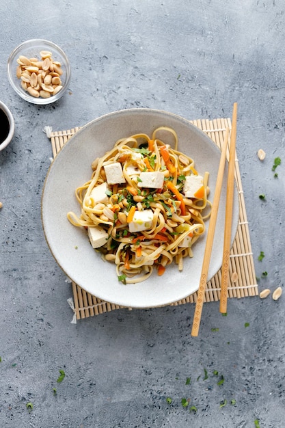 Vegan noedels met tofu en groenten