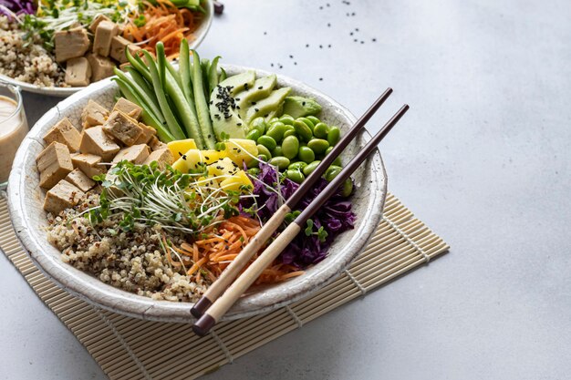 Vegan poke bowl met gemarineerde tofu fotografie