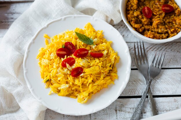 Veganistisch Indisch voedsel met rijst en tomaten