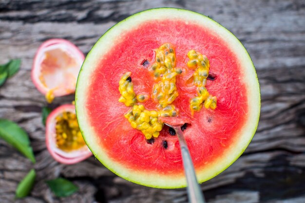 Veganistisch ontbijt Watermeloen met passievrucht