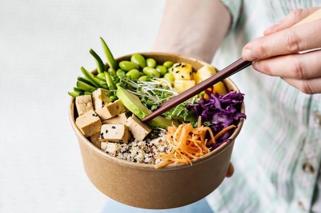 Gratis foto veganistische poke bowl-fotografie voor afhaalmaaltijden