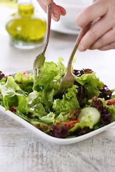 Vegetarisch eten. detox groentesalade - sla, tomaat, komkommer gekruide citroen-olijfjus. een gerecht voor wie zijn gezondheid in de gaten houdt