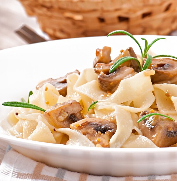 Vegetarisch gerecht met tagliatelle en champignons