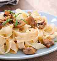 Gratis foto vegetarisch gerecht met tagliatelle en champignons