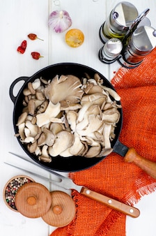 Vegetarische maaltijden. oesterzwammen in pan om te koken. studiofoto