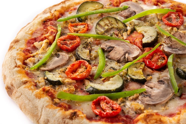Vegetarische pizza met courgette, tomaat, paprika en champignons geïsoleerd op een witte achtergrond