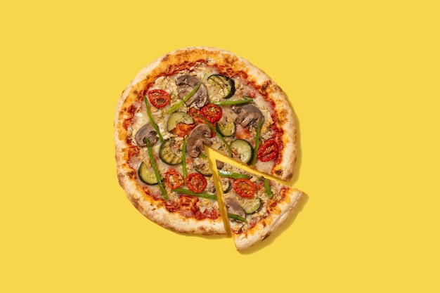 Gratis foto vegetarische pizza met courgette, tomaat, paprika en champignons