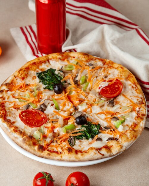 vegetarische pizza wortel spinazie paprika tomaat champignon kaas zijaanzicht