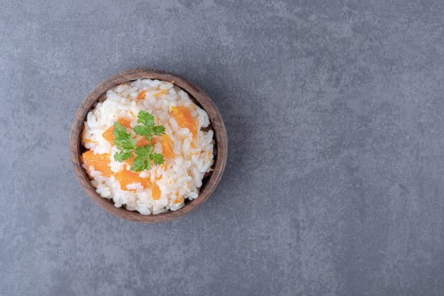 Vegetarische rijst in de kom, op het marmeren oppervlak.