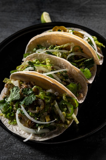 Gratis foto vegetarische taco's arrangement