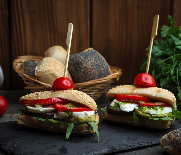 Veggie mozzarella en tomatensandwich