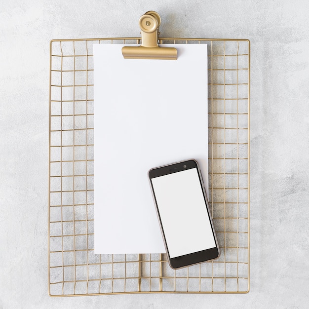 Vel papier met smartphone