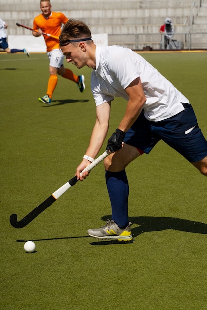 Veldhockeyspeler trainen en beoefenen van de sport op gras