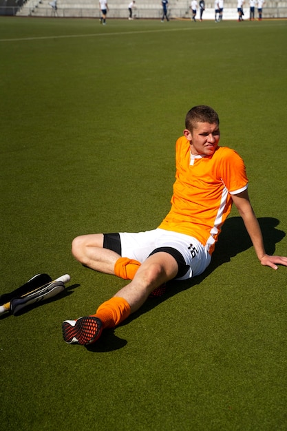 Veldhockeyspeler trainen en beoefenen van de sport op gras