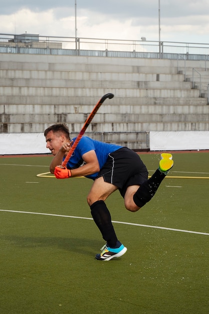 Veldhockeyspeler trainen en beoefenen van de sport op gras