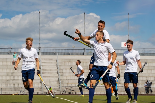 Veldhockeyspelers tijdens een toernooispel