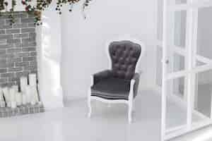 Gratis foto velours vintage fauteuil in minimalistische skandinavische kamer met bakstenen open haard