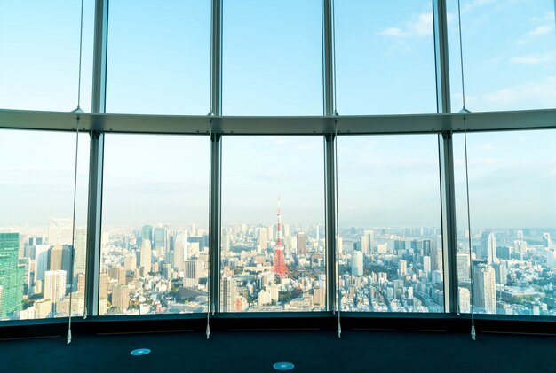 venster van het gebouw met de achtergrond van de toren van Tokyo