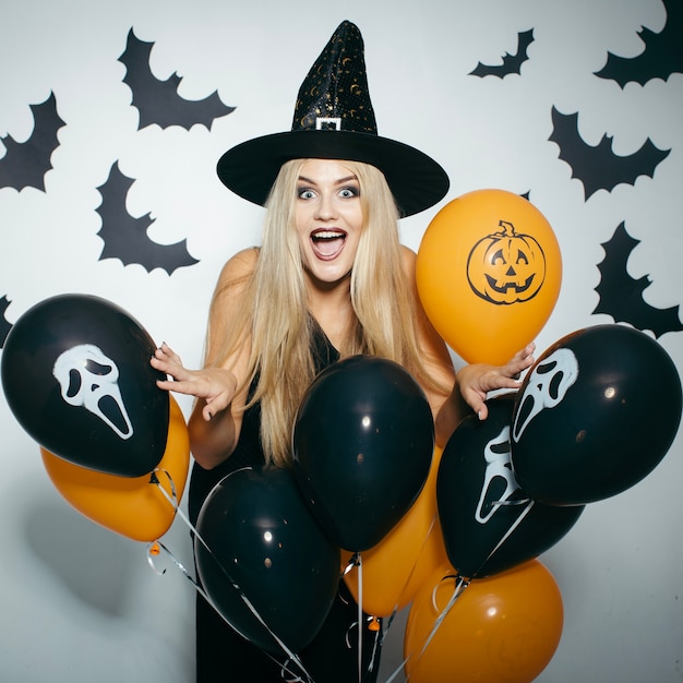 Gratis foto verbaasd meisje met halloween ballonnen