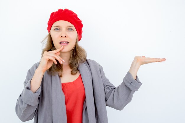 Verbaasde Franse vrouw aanbevelen goed